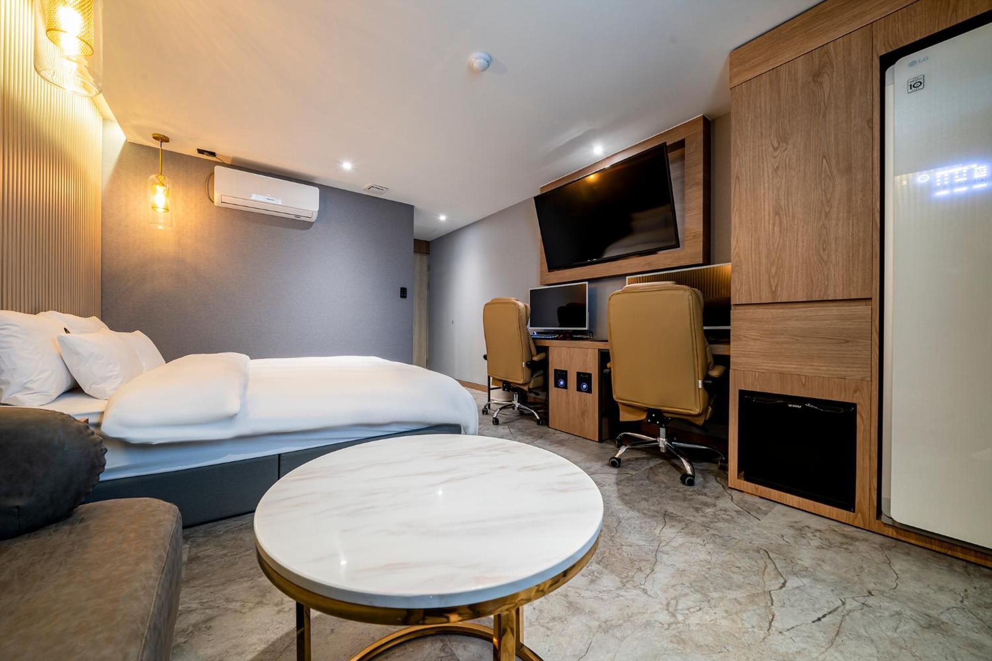 Urban Brown Hotel Chungju City Hall Экстерьер фото