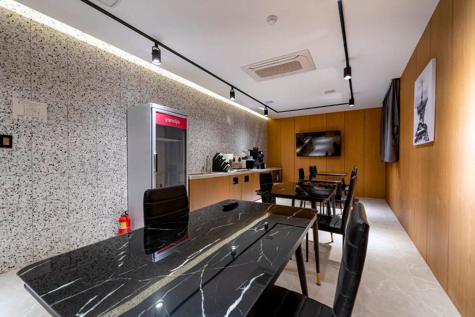 Urban Brown Hotel Chungju City Hall Экстерьер фото